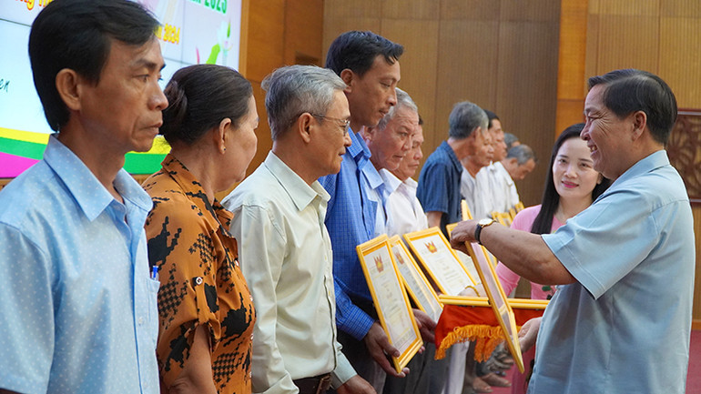 Trao Bằng khen cho các Tổ Nhân dân tự quản có thành tích điển hình tiêu biểu trong tổ chức và hoạt động. Ảnh: HỮU NGHĨA