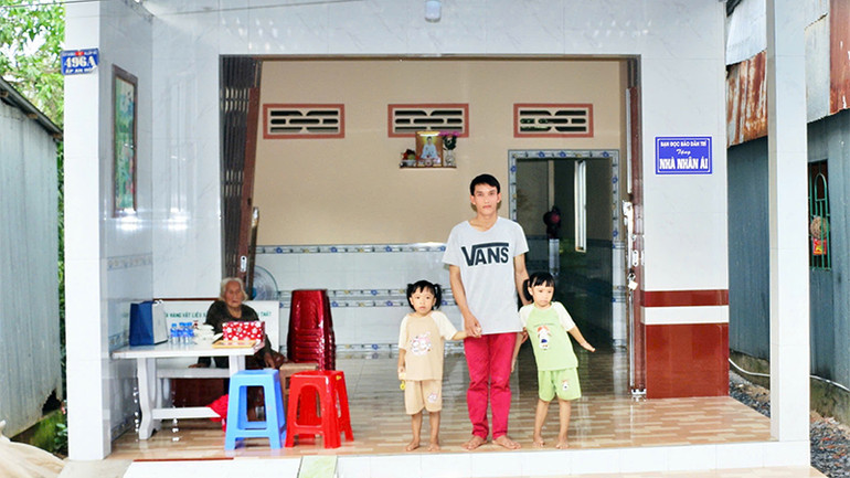 Anh Nguyễn Ái Dương (32 tuổi, ngụ xã Mỹ An Hưng B, huyện Lấp Vò) vui mừng đón nhận khi có nhà mới.