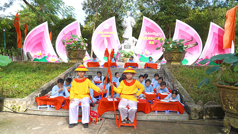 Tái hiện thi trạng nguyên tại Lễ giỗ Cụ Phó bảng Nguyễn Sinh Sắc. (Ảnh: HỮU NGHĨA) Tái hiện thi trạng nguyên tại Lễ giỗ Cụ Phó bảng Nguyễn Sinh Sắc. (Ảnh: HỮU NGHĨA)