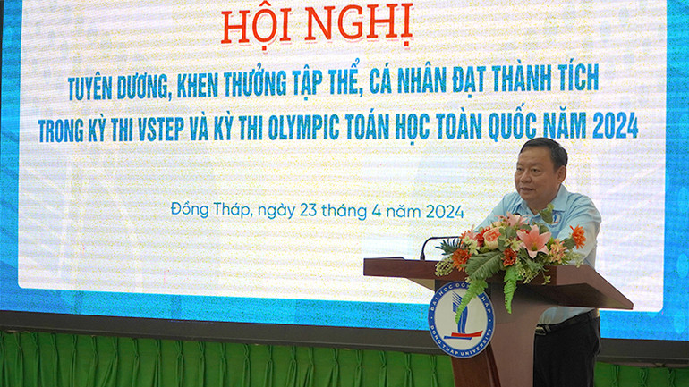 Tiến sĩ Hồ Văn Thống, Hiệu trưởng Trường đại học Đồng Tháp phát biểu tại buổi tuyên dương.