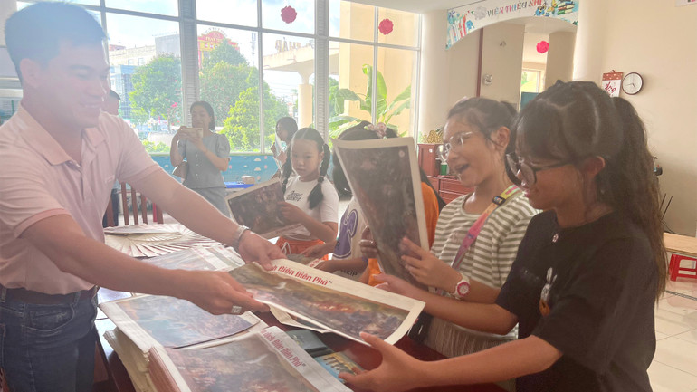 Việc trao và nhận tranh luôn trong không khí vui tươi, ấm áp.