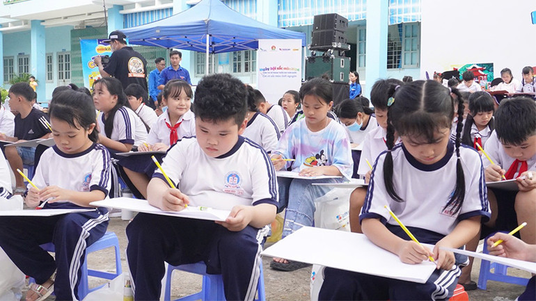 Thiếu nhi tham gia vẽ tranh tại chương trình.