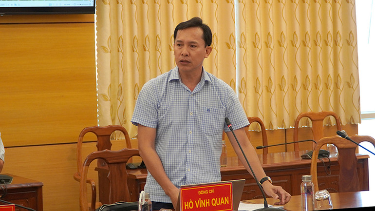 Lãnh đạo Ban Quản lý dự án đầu tư xây dựng công trình giao thông tỉnh Đồng Tháp phát biểu tại buổi làm việc. (Ảnh: HỮU NGHĨA)