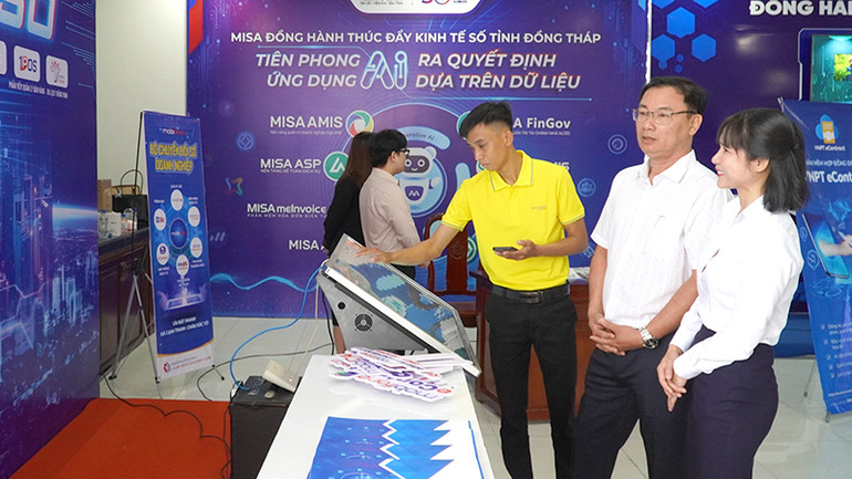 Đại biểu tìm hiểu sản phẩm được các doanh nghiệp công nghệ số trưng bày. (Ảnh: HỮU NGHĨA)