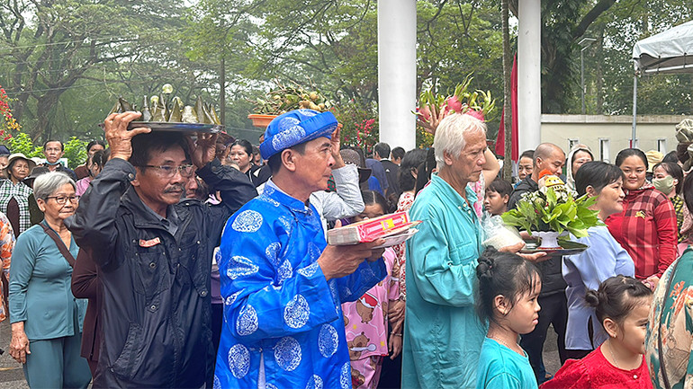 Khách thập phương đến tham quan và cúng viếng tại lễ giỗ hai vị anh hùng dân tộc Thiên Hộ Dương và Đốc Binh Kiều. Khách thập phương đến tham quan và cúng viếng tại lễ giỗ hai vị anh hùng dân tộc Thiên Hộ Dương và Đốc Binh Kiều.