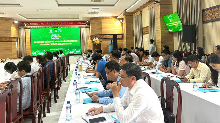 Quang cảnh buổi tập huấn nâng cao nhận thức và thúc đẩy hành động thích ứng với xu hướng chuyển đổi xanh, giảm phát thải. (Ảnh: HỮU NGHĨA)