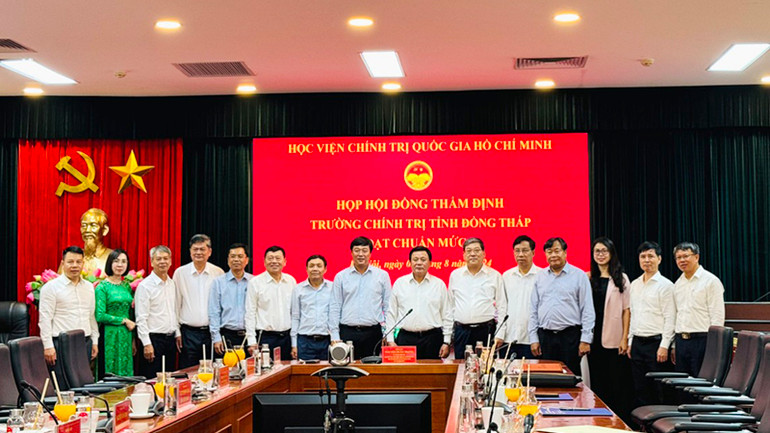 Các thành viên cùng chụp ảnh sau buổi họp Hội đồng thẩm định Trường Chính trị tỉnh Đồng Tháp đạt chuẩn mức 1.