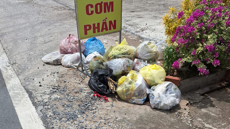 Chậm thu gom rác tại ấp Tân Trong, xã Tân Mỹ.