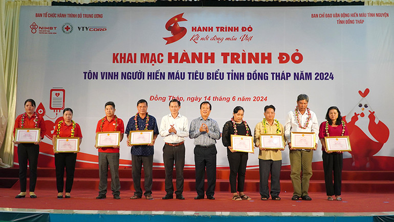 Lãnh đạo tỉnh Đồng Tháp trao Bằng khen của Chủ tịch Ủy ban nhân dân tỉnh cho các hộ gia đình, cá nhân có thành tích hiến máu tình nguyện.