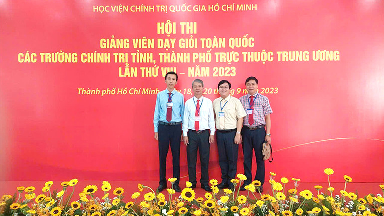 Giảng viên Trường Chính trị tỉnh Đồng Tháp tham gia Hội thi Giảng viên dạy giỏi toàn quốc.