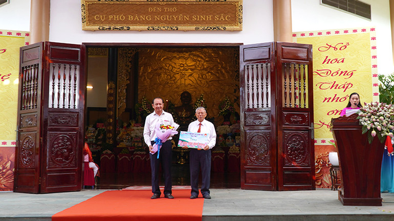 Doanh nghiệp trao bảng tượng trưng ủng hộ Quỹ Khuyến học Nguyễn Sinh Sắc. (Ảnh: HỮU NGHĨA) Doanh nghiệp trao bảng tượng trưng ủng hộ Quỹ Khuyến học Nguyễn Sinh Sắc. (Ảnh: HỮU NGHĨA)