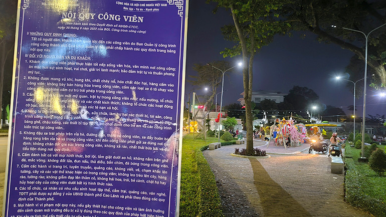 Bảng nội quy công viên quy định cụ thể về việc không tự tiện chiếm dụng, di chuyển, sửa chữa.