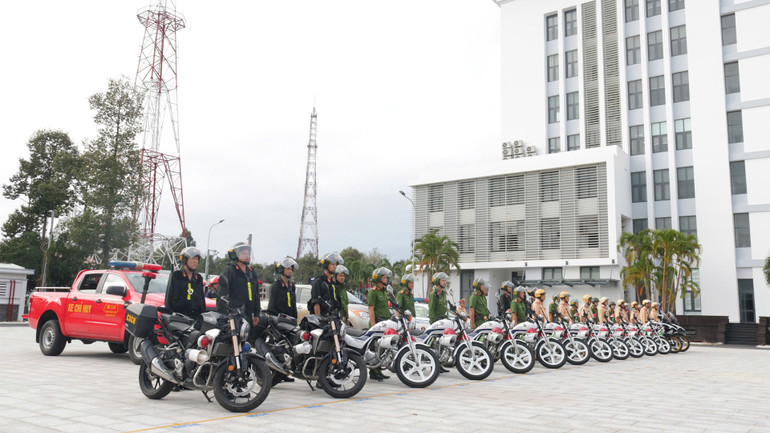 Các lực lượng tham gia chuẩn bị ra quân diễu hành trong đợt cao điểm. (Ảnh: PHƯỚC THANH)