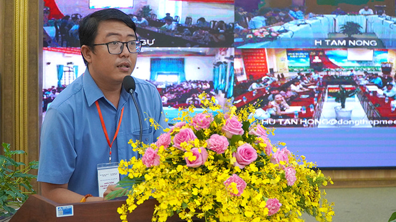 Thạc sĩ Nguyễn Thanh Thuận trình bày tham luận "Chiến trận Vàm Nao - Cổ Hũ qua Châu bản triều Nguyễn”. Ảnh: HỮU NGHĨA