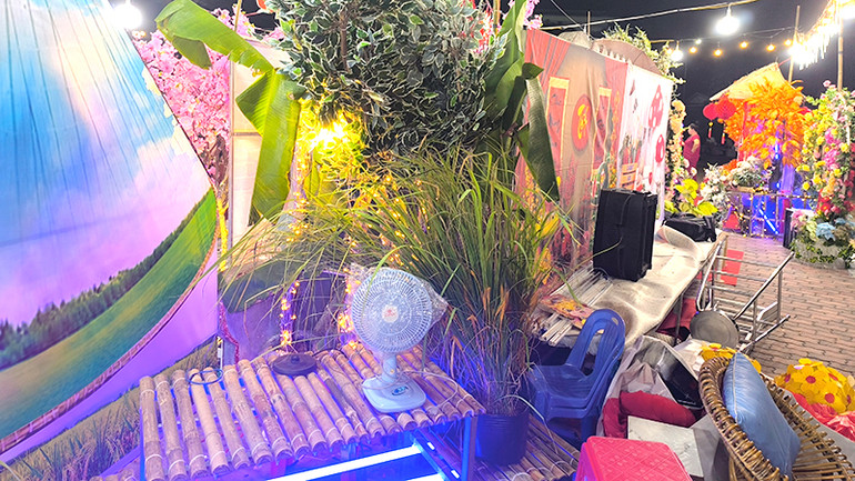 Điện và vật dụng bủa vây khu vui chơi tại công viên.