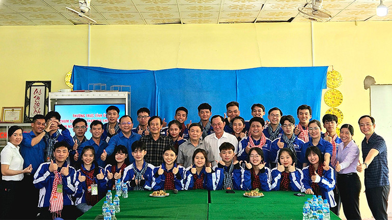 Lãnh đạo tỉnh Đồng Tháp chụp ảnh lưu niệm với các thành viên thuộc đội sinh viên tình nguyện Trường đại học Công nghiệp Thành phố Hồ Chí Minh.