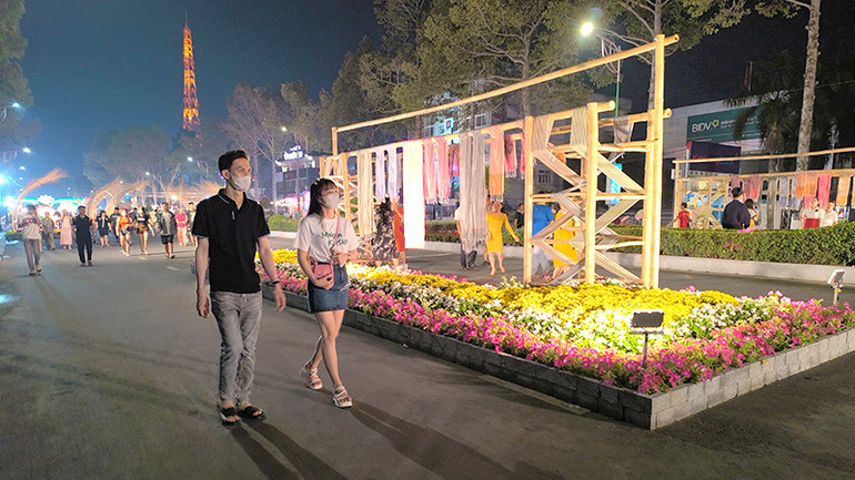 Du khách tham quan đường hoa. Ảnh: HỮU NGHĨA