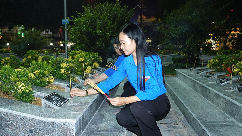Cán bộ đoàn và đoàn viên, thanh niên tỉnh Đồng Tháp thắp hương tại Nghĩa trang liệt sĩ tỉnh Đồng Tháp.