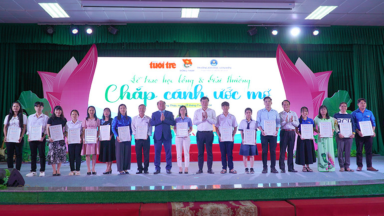 Đồng chí Lê Quốc Phong và thầy Nguyễn Minh Đức, Hiệu trưởng Trường đại học Văn Hiến trao giải cho các tác giả có bài viết hay gửi về học bổng "Chắp cánh ước mơ". (Ảnh: HỮU NGHĨA)