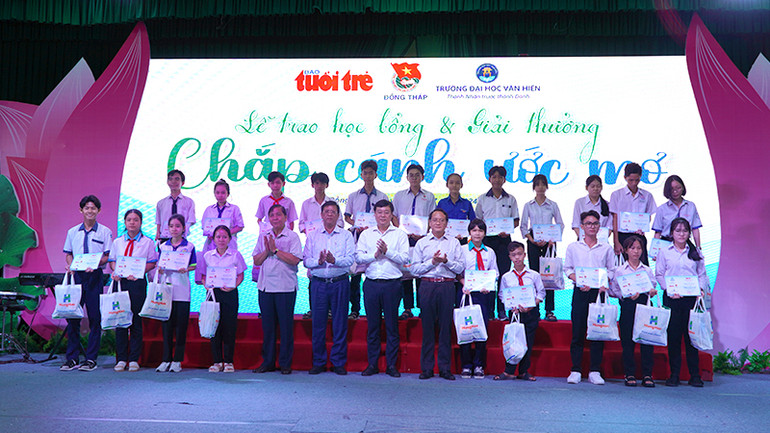 Học sinh các tỉnh, thành phố nhận học bổng. (Ảnh: HỮU NGHĨA)