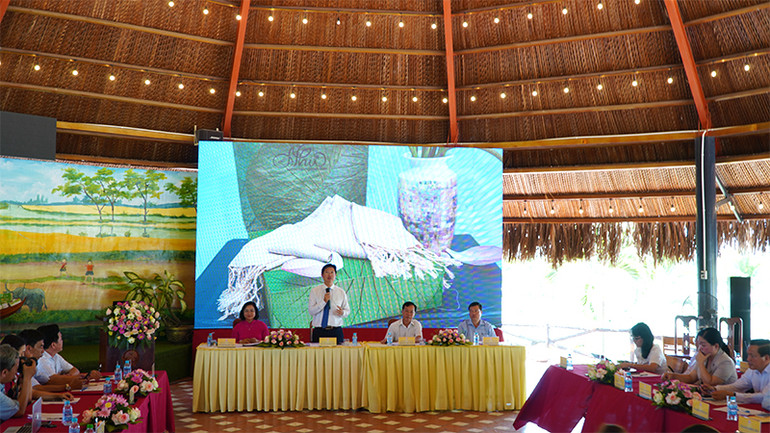 Phó Chủ tịch Ủy ban nhân dân tỉnh Đồng Tháp Huỳnh Minh Tuấn phát biểu tại buổi họp báo. Ảnh: HỮU NGHĨA Phó Chủ tịch Ủy ban nhân dân tỉnh Đồng Tháp Huỳnh Minh Tuấn phát biểu tại buổi họp báo. Ảnh: HỮU NGHĨA