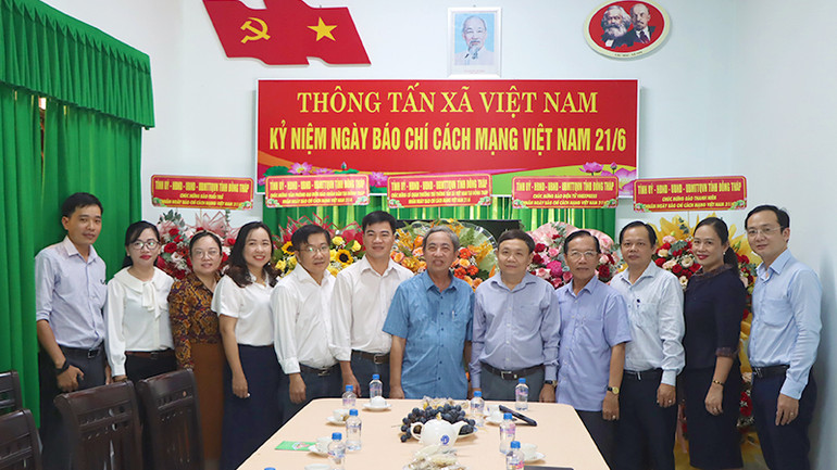 Phó Bí thư Thường trực Tỉnh ủy, Chủ tịch Hội đồng nhân dân tỉnh Đồng Tháp Phan Văn Thắng thăm, chúc mừng Văn phòng Đại diện Báo Nhân Dân tại Đồng Tháp và các cơ quan báo chí thường trú tại Đồng Tháp.