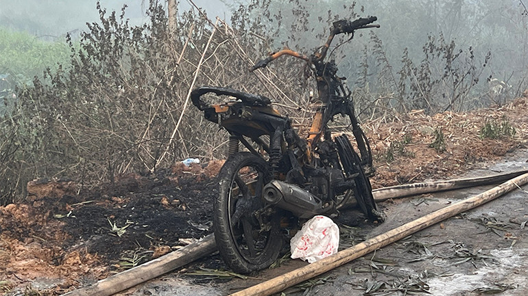 Một xe máy bị cháy rụi.