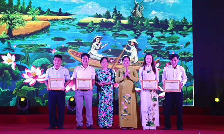 Ban tổ chức trao giải Hội thi vẽ bích họa sen.