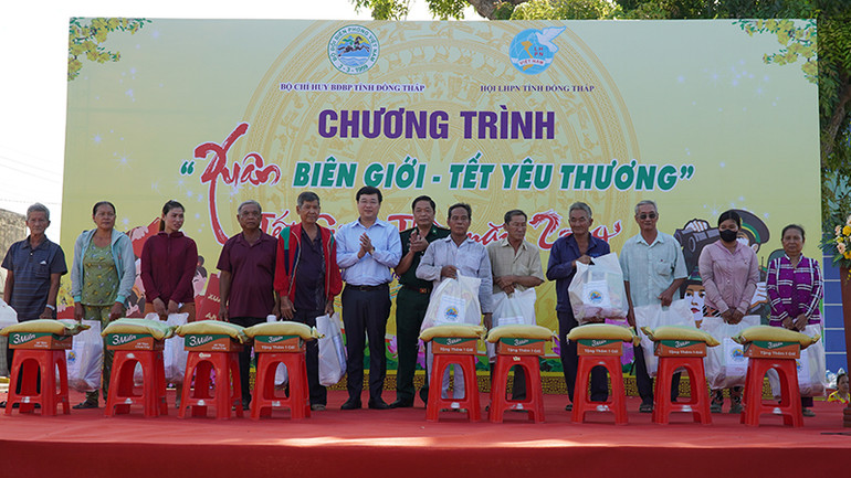 Bí thư Tỉnh ủy Đồng Tháp Lê Quốc Phong và Đại tá Nguyễn Thanh Hòa, Chỉ huy trưởng, Bộ Chỉ huy Bộ đội Biên phòng tỉnh trao quà cho các hộ dân. (Ảnh: HỮU NGHĨA)