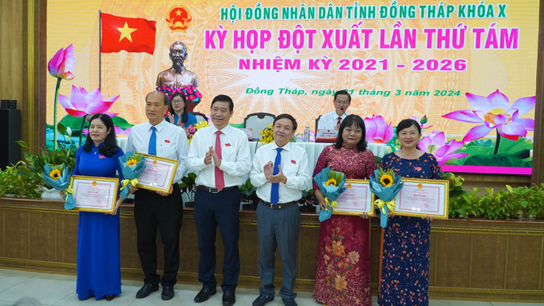 Lãnh đạo tỉnh trao Bằng khen, tặng hoa chúc mừng đại diện 4 tổ đại biểu đạt thành tích xuất sắc trong hoạt động thi đua.