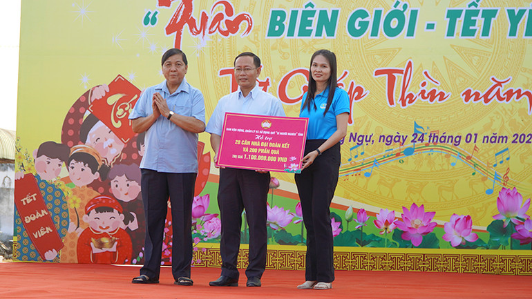 Trao bảng tượng trưng 20 căn nhà Đại đoàn kết và 200 phần quà của Ủy ban Mặt trận Tổ quốc Việt Nam tỉnh Đồng Tháp cho huyện Hồng Ngự. (Ảnh: HỮU NGHĨA)