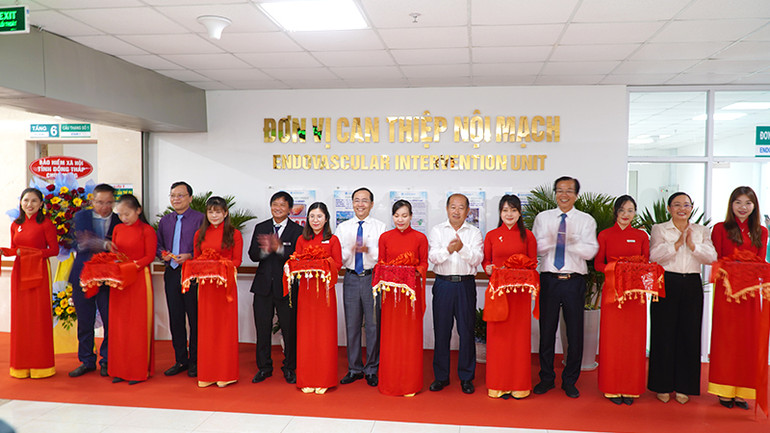 Đại biểu thực hiện nghi thức cắt băng khai trương Đơn vị Can thiệp nội mạch. (Ảnh: HỮU NGHĨA) Đại biểu thực hiện nghi thức cắt băng khai trương Đơn vị Can thiệp nội mạch. (Ảnh: HỮU NGHĨA)