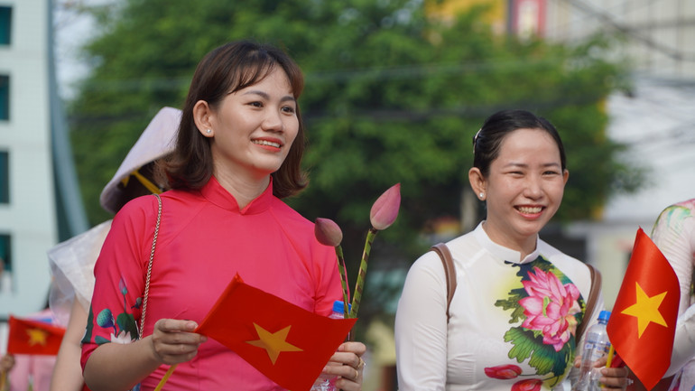 Phụ nữ Đồng Tháp diễu hành với chủ đề “Áo dài - Rạng ngời sắc sen". Ảnh: HỮU NGHĨA