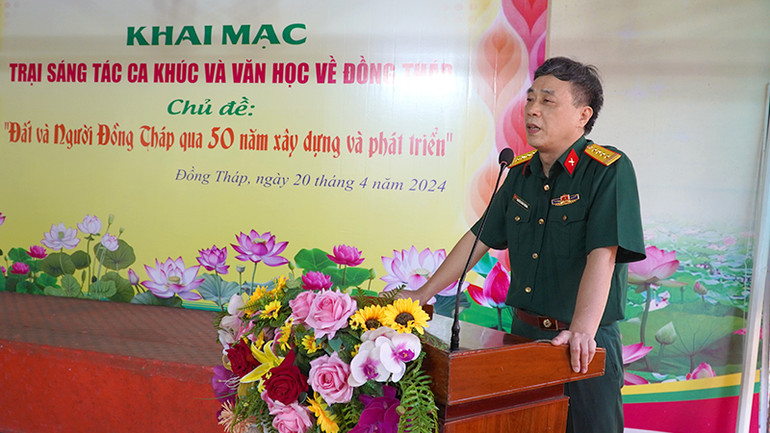 Đại tá, nhà văn Nguyễn Bình Phương, Phó Chủ tịch Hội Nhà văn Việt Nam, Tổng Biên tập Tạp chí Văn nghệ Quân đội phát biểu. (Ảnh: HỮU NGHĨA) Đại tá, nhà văn Nguyễn Bình Phương, Phó Chủ tịch Hội Nhà văn Việt Nam, Tổng Biên tập Tạp chí Văn nghệ Quân đội phát biểu. (Ảnh: HỮU NGHĨA)