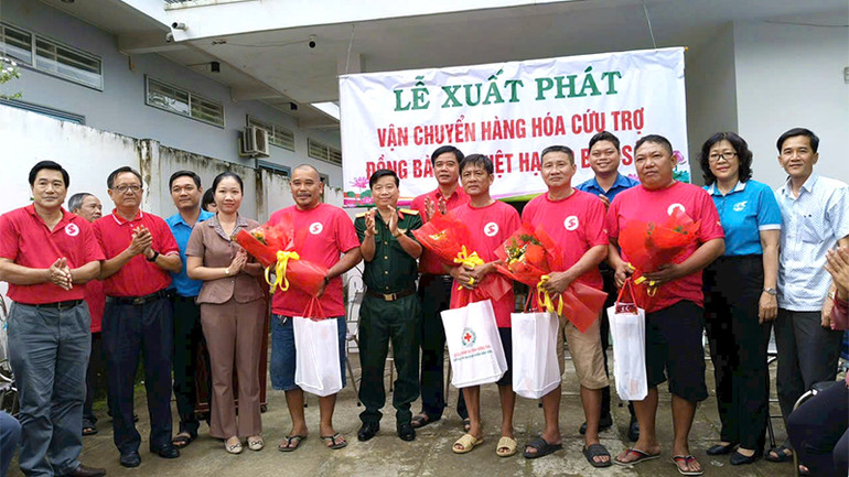 Hội Chữ thập đỏ tỉnh Đồng Tháp và các đơn vị liên quan tại buổi lễ xuất phát vận chuyển hàng hóa cứu trợ đồng bào bị thiệt hại do bão số 3.