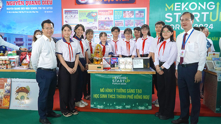 Lãnh đạo tỉnh Đồng Tháp chụp ảnh cùng học sinh tại một mô hình ý tưởng sáng tạo. (Ảnh: HỮU NGHĨA)