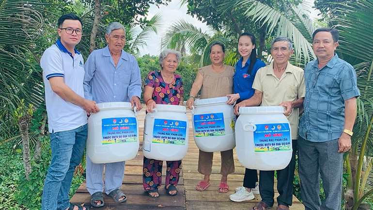 Trao tặng "Thùng rác phân loại thuốc bảo vệ thực vật đã qua sử dụng" tại thành phố Sa Đéc.