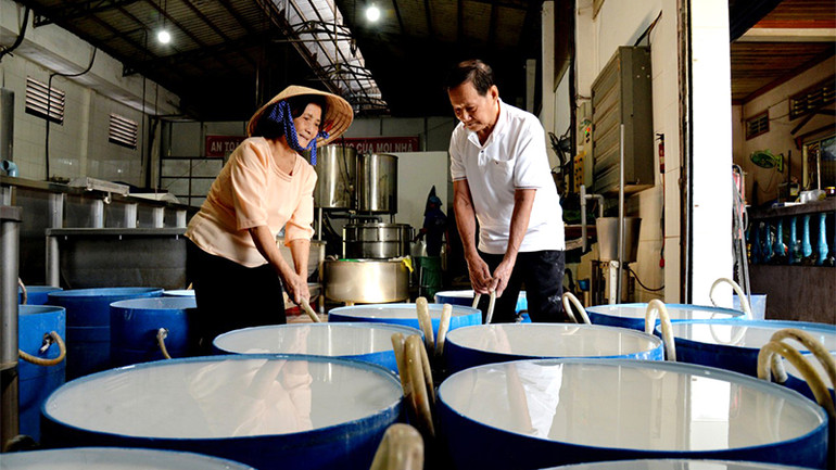 Làm bột gạo tươi tại cơ sở sản xuất của ông Tư Nương (phường 2, thành phố Sa Đéc). Ảnh: KIM NGÂN