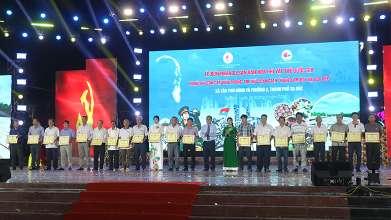 Tặng Giấy khen cho 2 tập thể, 14 hộ gia đình và 6 cá nhân có thành tích đóng góp trong công tác giữ gìn, bảo tồn và phát triển “Nghề làm bột gạo Sa Đéc.