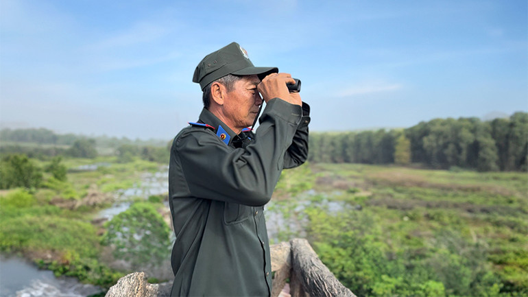 Ông Đỗ Minh Chánh luôn dõi mắt ra nơi từng có hàng nghìn cá thể sếu đến kiếm ăn.