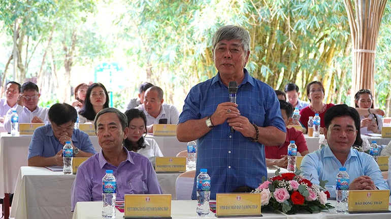 Phó Trưởng Cơ quan Thường trực Báo Nhân Dân tại Cần Thơ Dương Hồng Lâm chia sẻ với lãnh đạo tỉnh Đồng Tháp nhân kỷ niệm 99 năm Ngày Báo chí cách mạng Việt Nam.