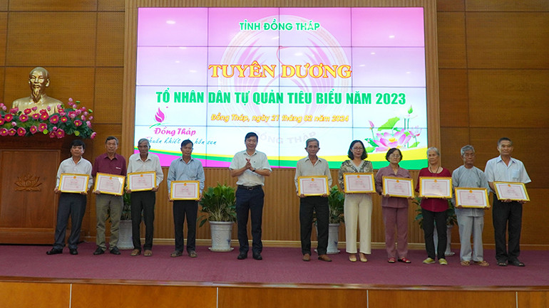 Lãnh đạo tỉnh Đồng Tháp tặng Bằng khen cho các tập thể.