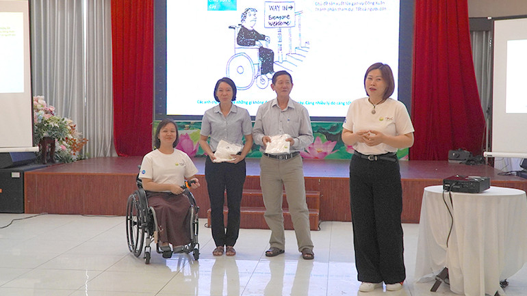 Trao tặng quà cho học viên có nội dung trả lời tốt trong quá trình thảo luận. (Ảnh: HỮU NGHĨA)