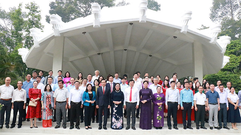 Các đại biểu chụp ảnh lưu niệm tại Khu di tích Nguyễn Sinh Sắc.