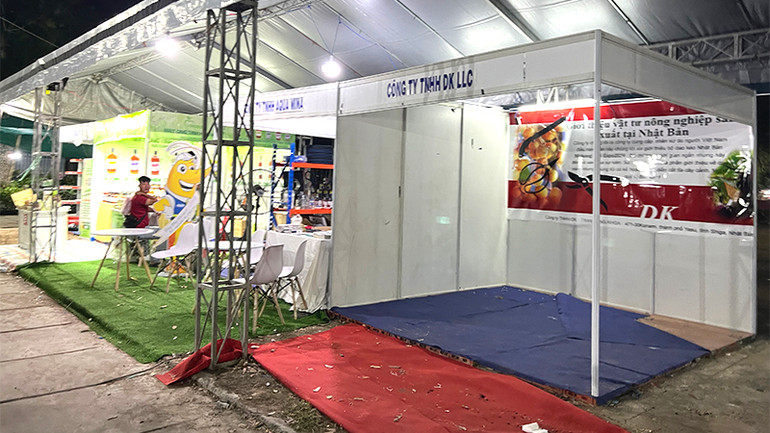 Một số gian hàng tại hội chợ.