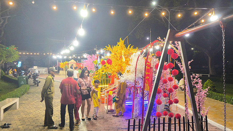 Các tiểu cảnh bao vây khu vực vui chơi.