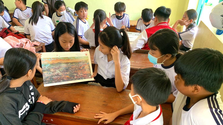 Do số lượng nhận có hạn nên các em học sinh Trường tiểu học Mỹ Ngãi đã cùng nhau trải nghiệm trên 1 tờ tranh.