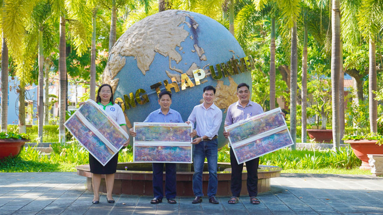 Đại diện Trường đại học Đồng Tháp nhận tranh.