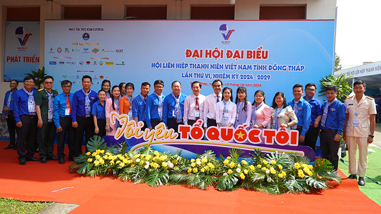 Đại biểu chụp ảnh lưu niệm. (Ảnh: HỮU NGHĨA)