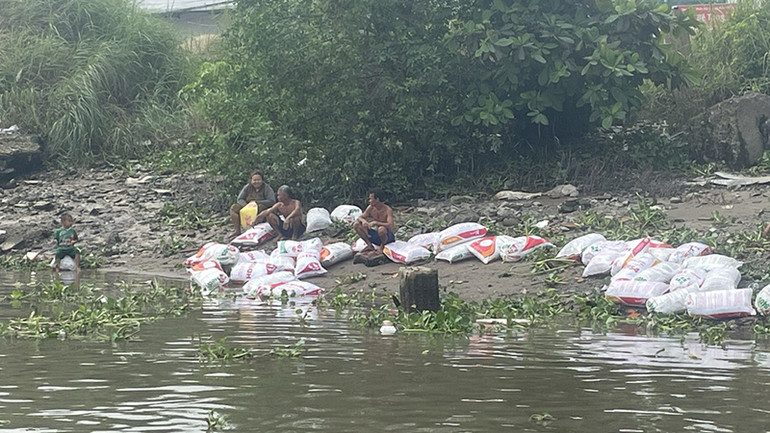 Hàng hóa được trục vớt đưa vào bờ.